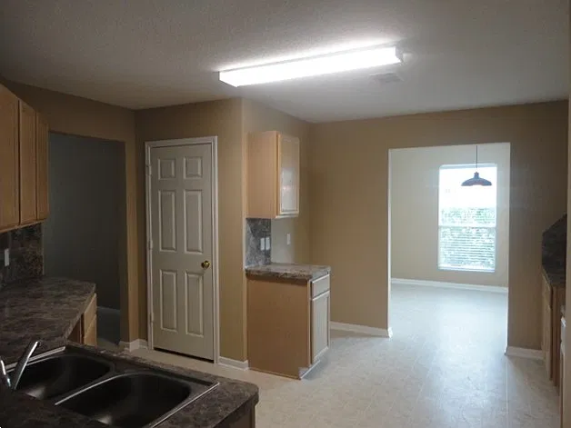 3 bed, 2.5 bath, 1815 sqft, $1,960 — Photo 2
