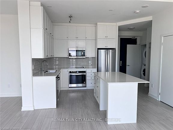 4th image of 55 Duke St W