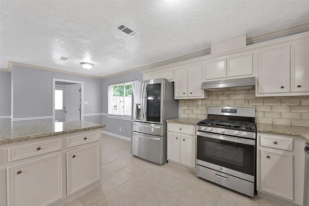 4 bed, 2.0 bath, 1852 sqft, $1,900 — Photo 3