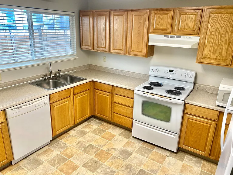 633 NW Portland Ave #1 — Photo 5