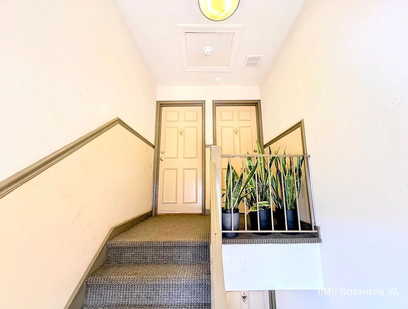 Charming Top Floor 1 BR 1 BA Garden Style Condo In Much Sought After Arlington Oaks — Photo 2