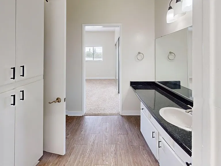 Citronia Luxe Towers Apartments — Photo 8