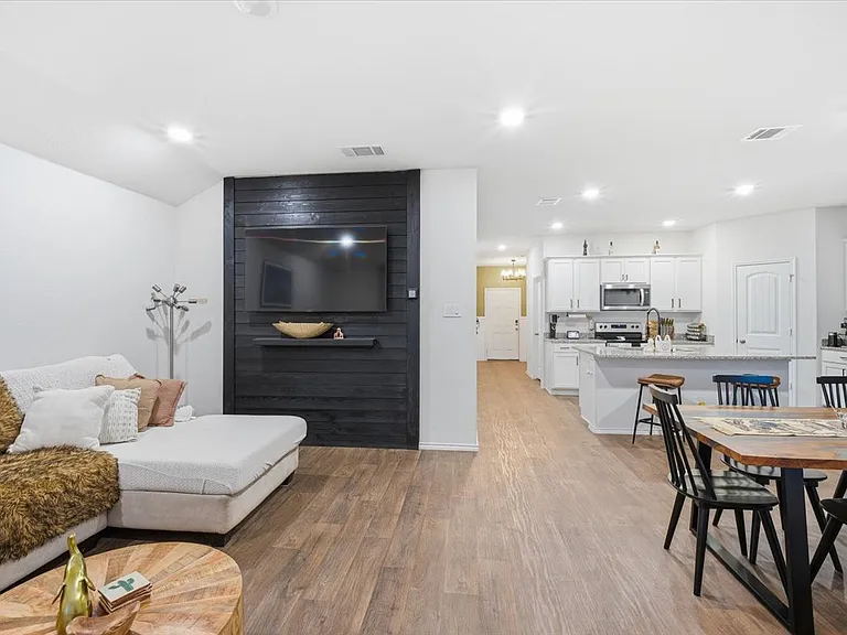 1012 Norway Dr — Photo 4