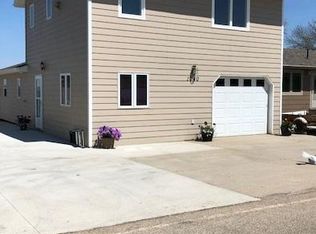 1040 S Lake Dr, Watertown, SD 57201