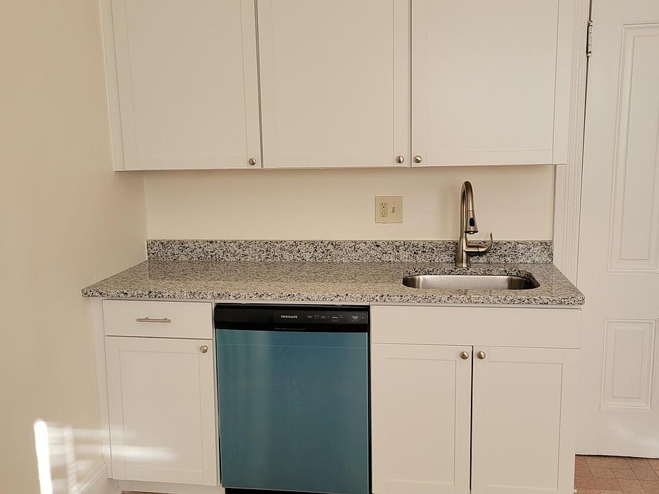 1st image of 404 W Franklin Ave #404