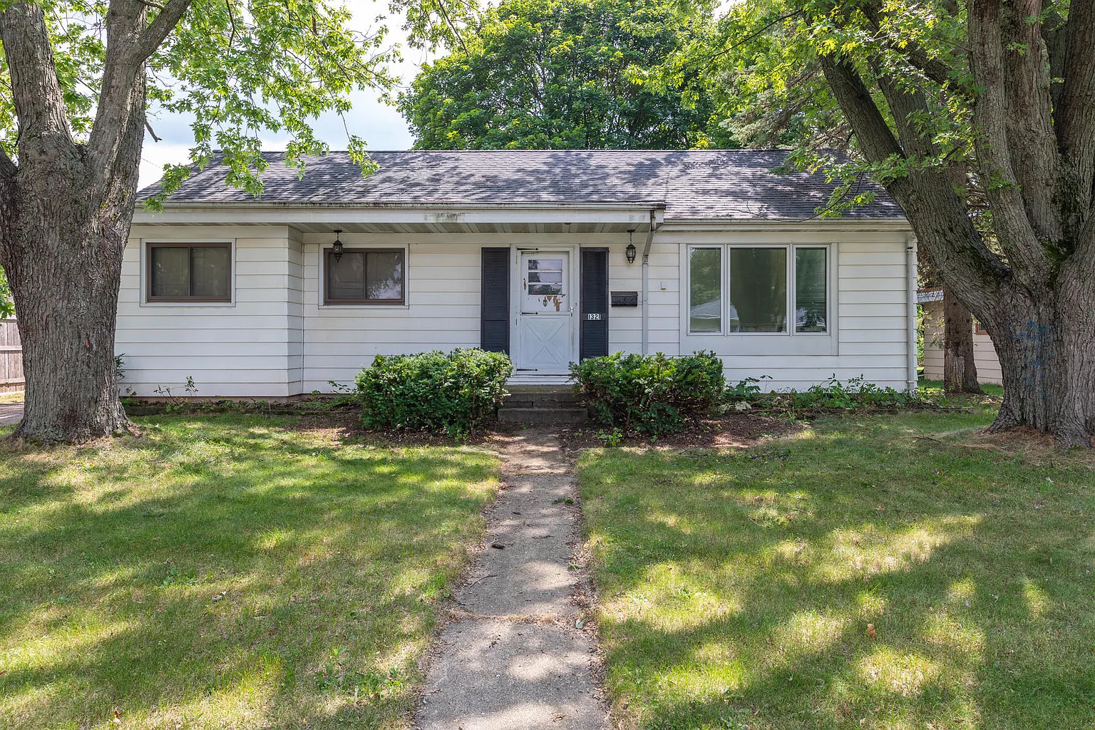 1321 Hillside Dr photo 1