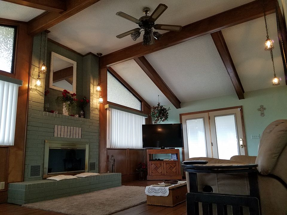 Living room w fireplace