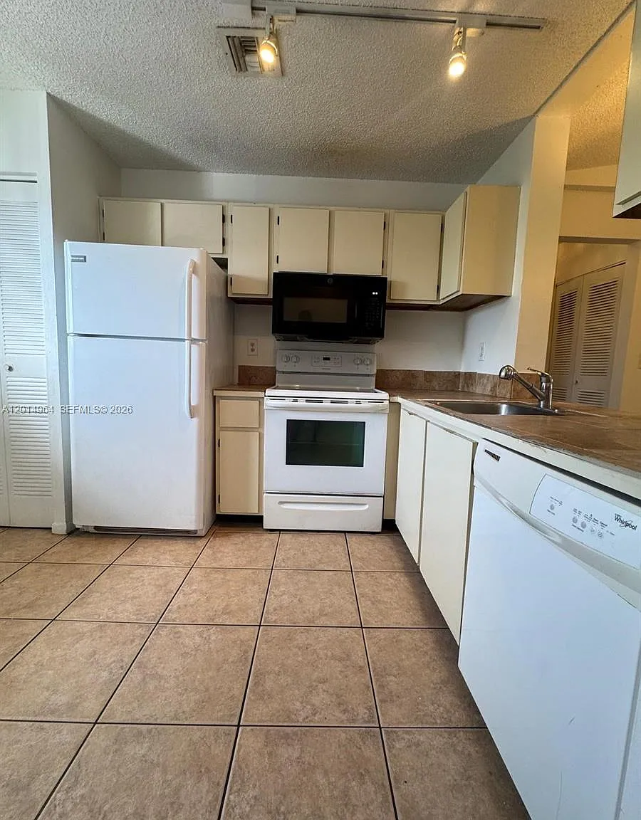 Malibu Club Condo — Photo 3