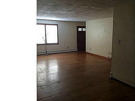3rd image of 870 Norman Ave
