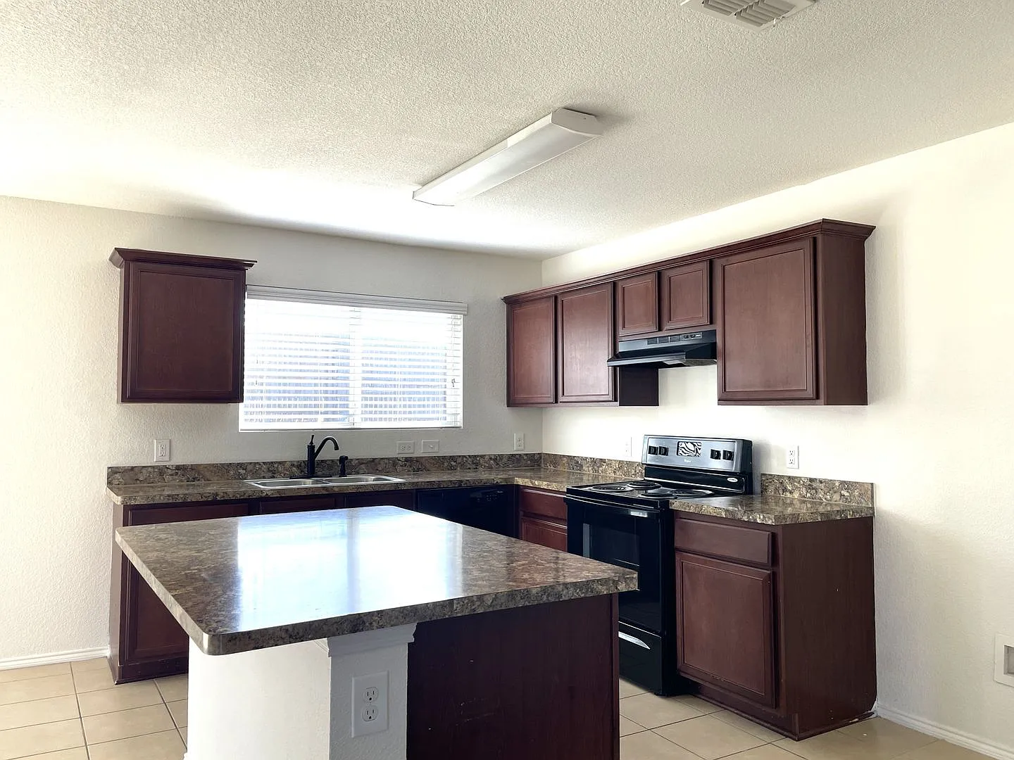 House for Lease in Sherman — Photo 4