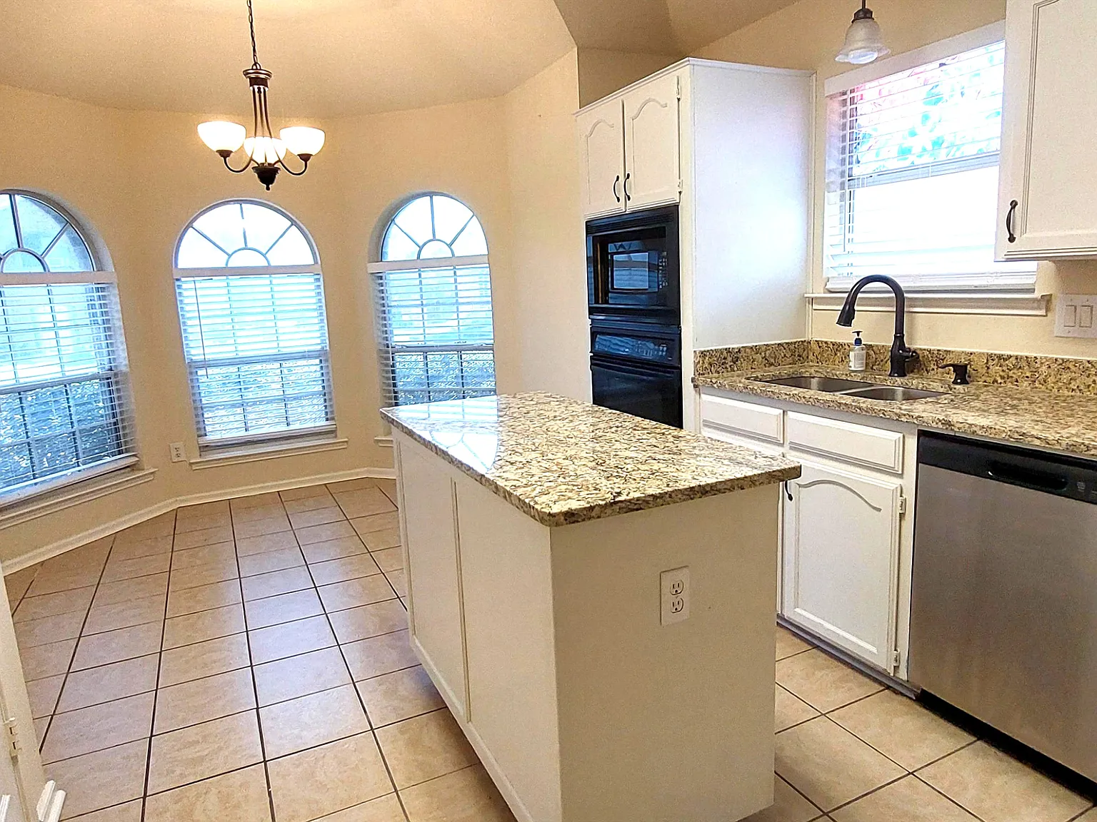 3 bed, 1625 sqft, $2,290 — Photo 4