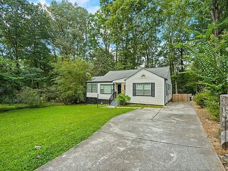 2371 Ben Hill Rd — Photo 3