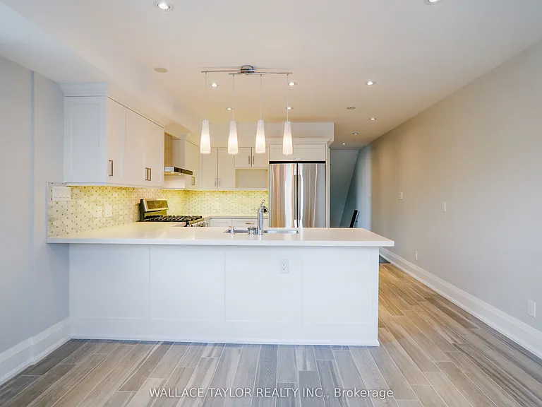 148 Carlaw Ave #UPPER — Photo 4
