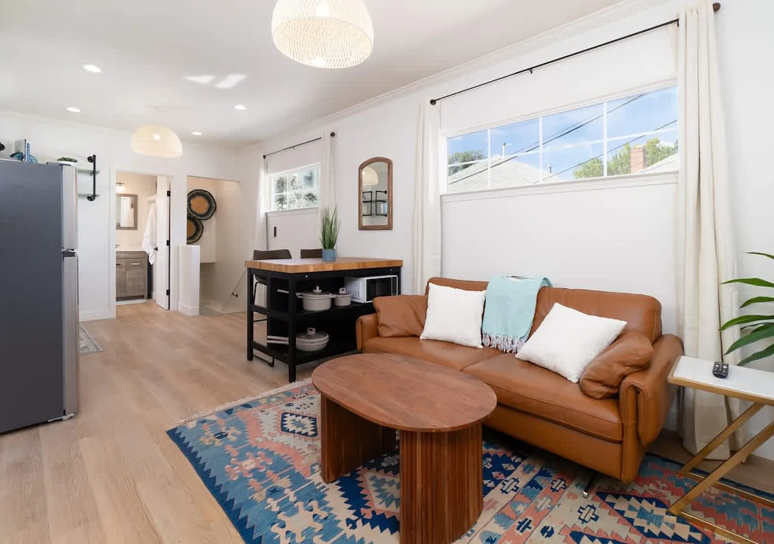 Modern 1-BR Apartment Close to Downtown Vibes — Photo 1