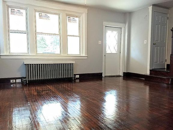 Living Room (Pic 1)