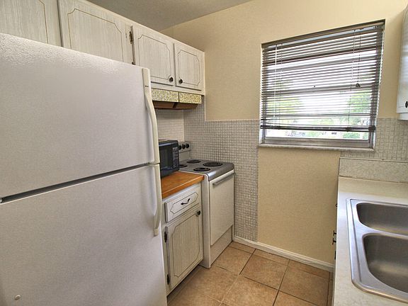 5th image of 220 Lucerne Ave APT 5