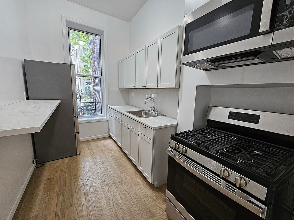 1st image of 160 E 105th St #2