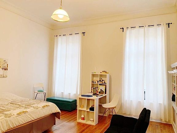 4th image of 122 E 61st St APT 1A