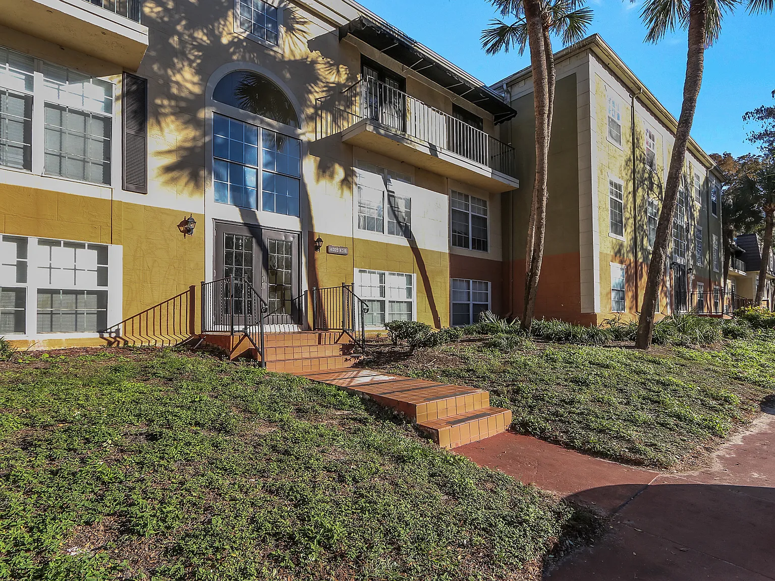 New Floor Beautiful 2/2 Unit In Orlando Will Not Last Long!! — Photo 2