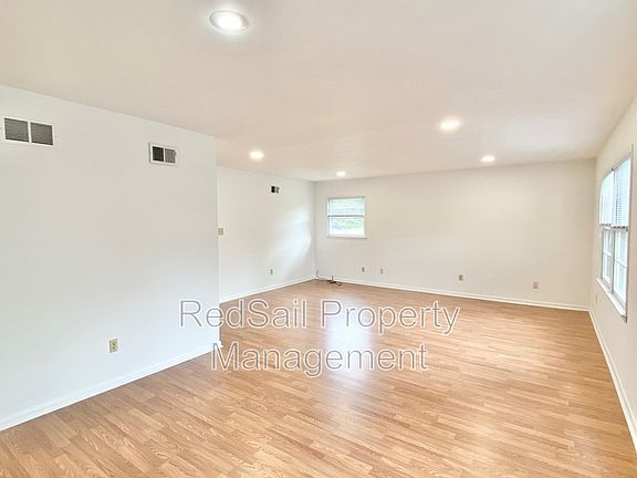 5th image of 701 Essex Park Dr