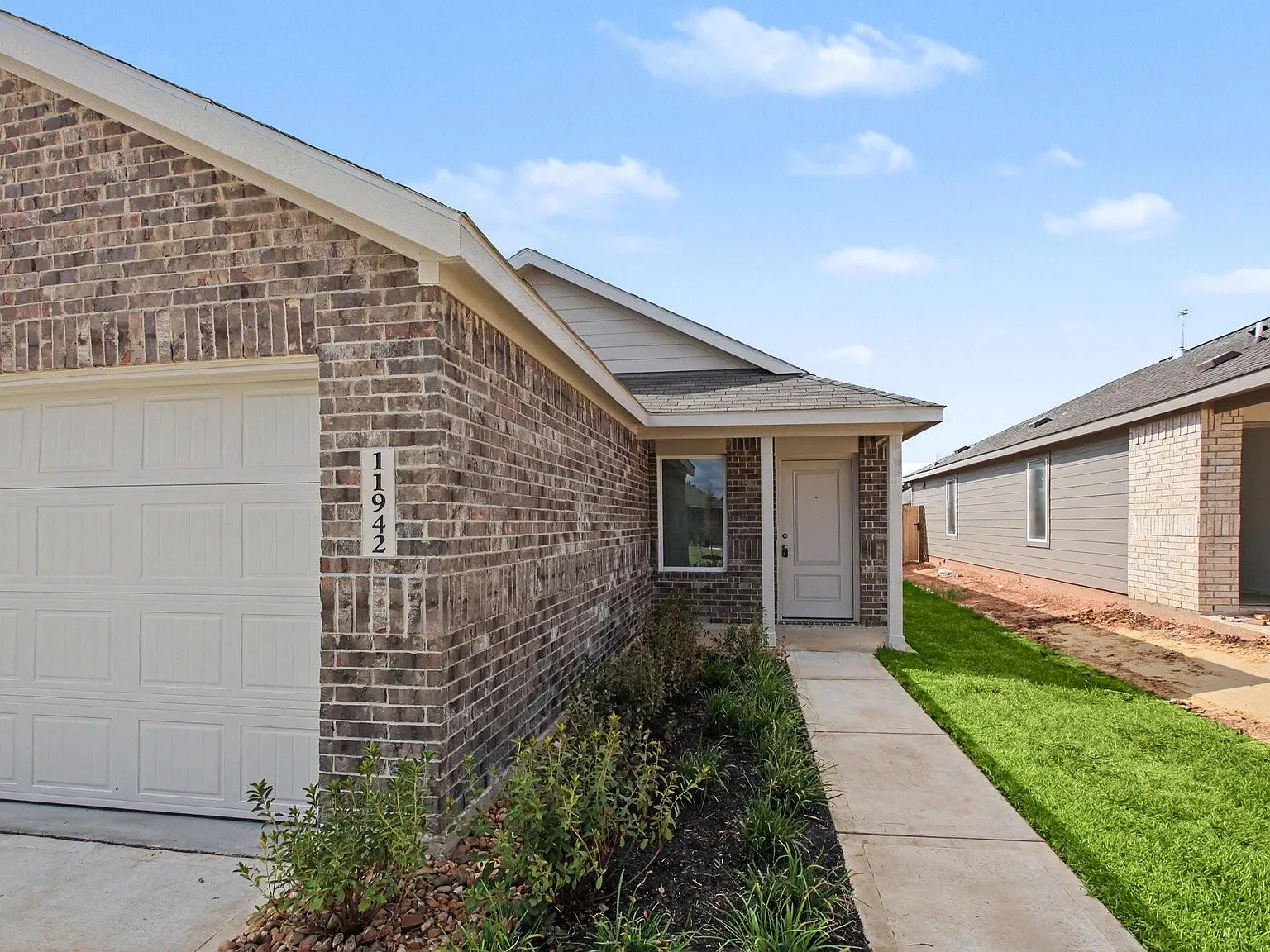 3 bed, 2.0 bath, 1273 sqft, $1,795 — Photo 2