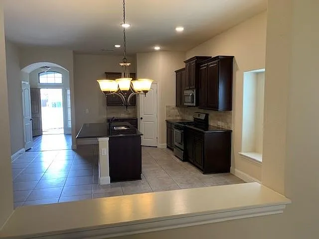 4 bed, 2086 sqft, $2,495 — Photo 2