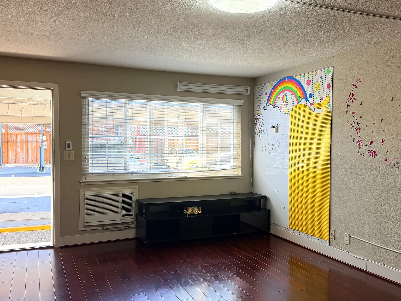 3 bed, 2.5 bath, 1136 sqft, $3,300 — Photo 3
