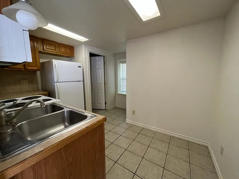 1634 Avenue D #B — Photo 5