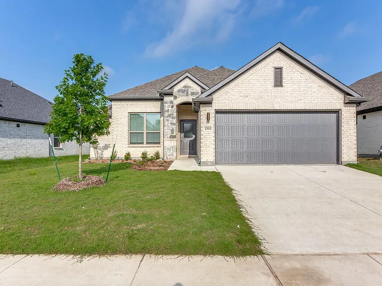 4908 Pebblewood Dr — Photo 1