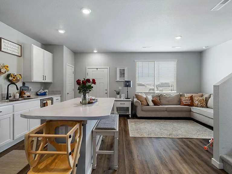 253 Molinar St — Photo 7