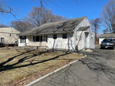 29 Farragut Avenue, Bay Shore, NY, 11706
