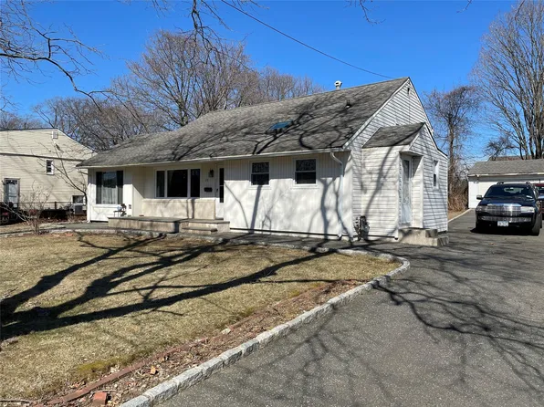 29 Farragut Avenue, Bay Shore, NY 11706