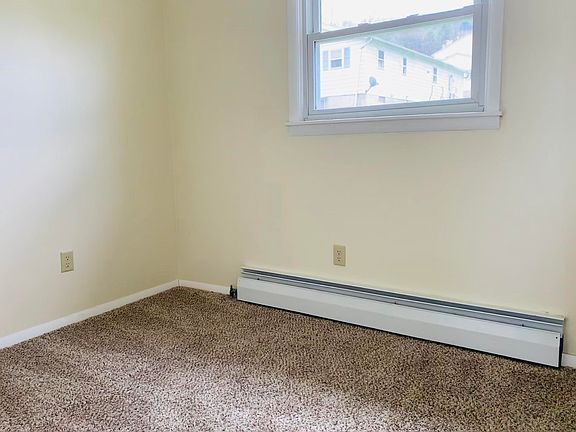 4th image of 400 Brown St