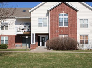 33A Grand Canyon Dr APT 104, Baraboo, WI 53913