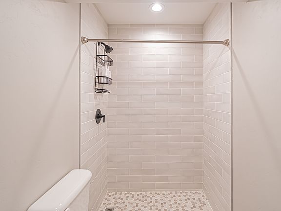 4th image of 594 Montezuma St