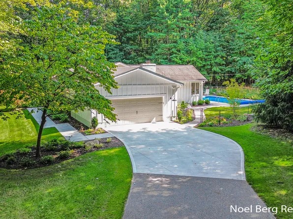 16380 Hemlock Dr, Spring Lake, MI 49456