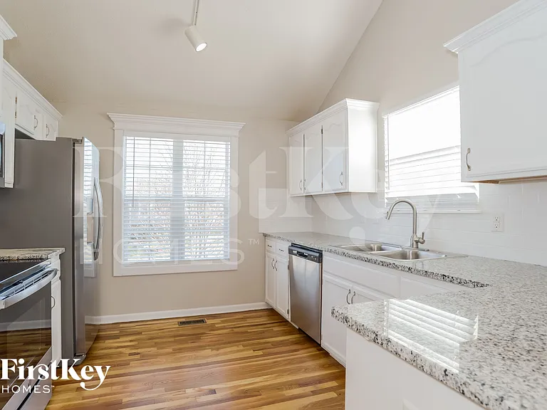 728 Corrington Dr — Photo 5