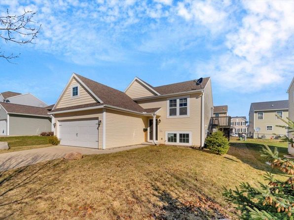 8598 Pinnebog River Dr, Fowlerville, MI 48836