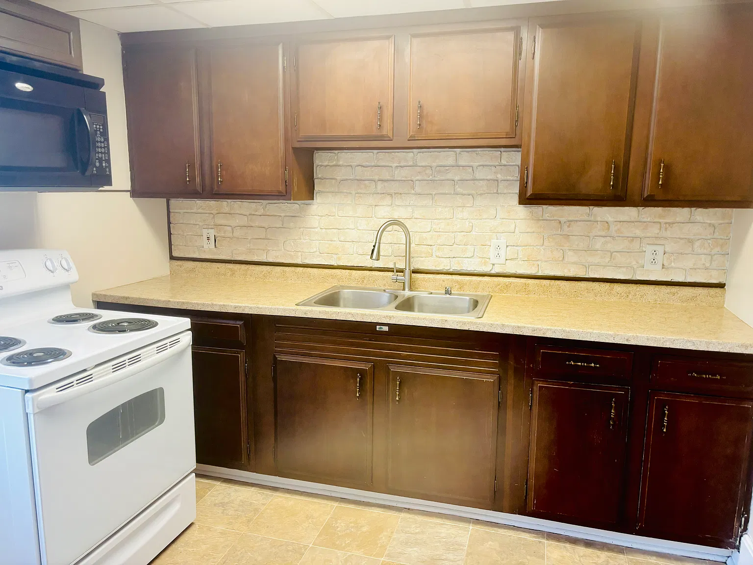 2 bed, 1200 sqft, $915 — Photo 4