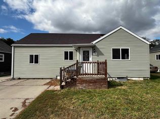 715 7th St NW, Minot, ND 58703