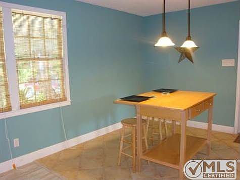 4th image of 32 Hideaway Ln