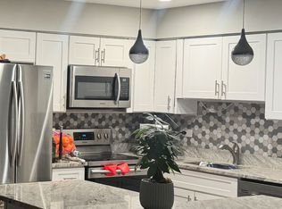 7510 Farmingdale Dr APT 402, Darien, IL 60561