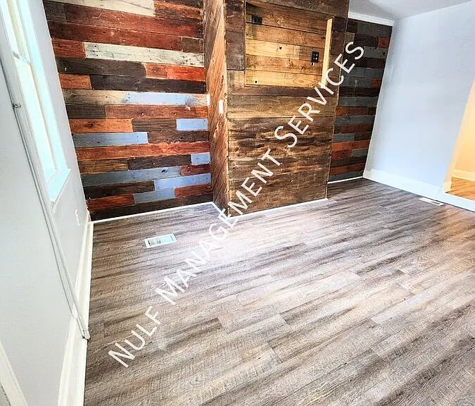 4505 Davison St — Photo 2