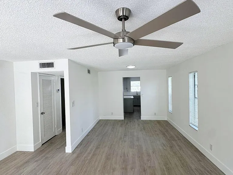 3920 Woodside Dr #14 — Photo 4