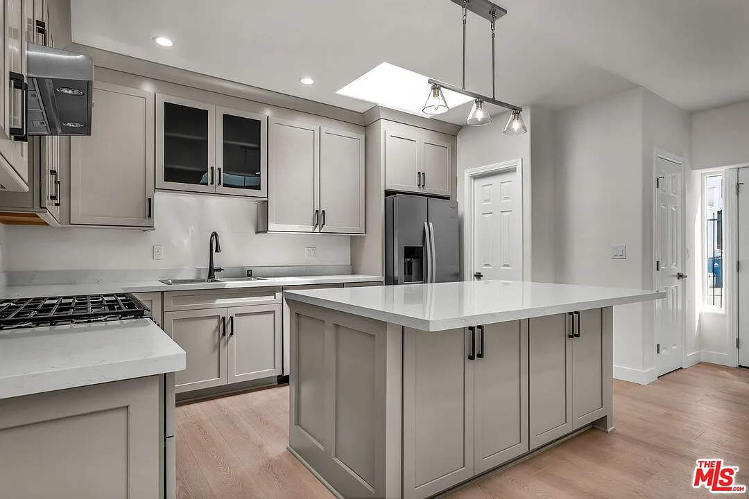 2 bed, 2.0 bath, 922 sqft, $4,800 — Photo 4