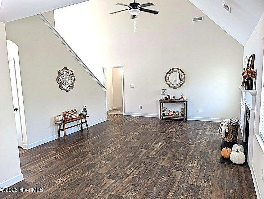 3 bed, 2.5 bath, 1756 sqft, $2,100 — Photo 2