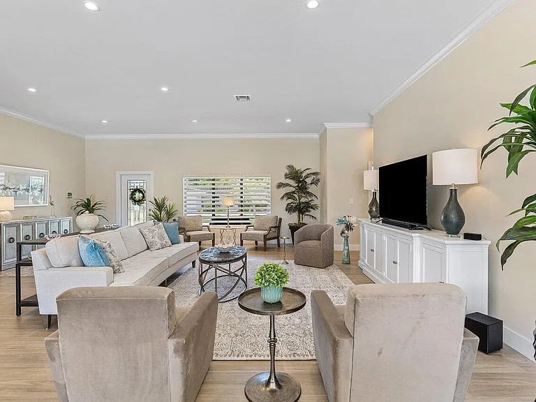 1008 SE 10th Ct — Photo 11