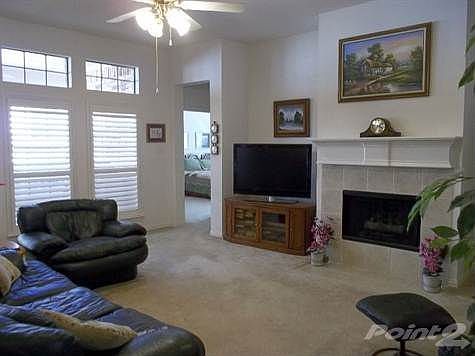Family Room w gas fireplace
