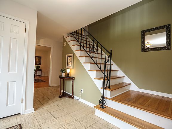 5th image of 32 Esternay Ln
