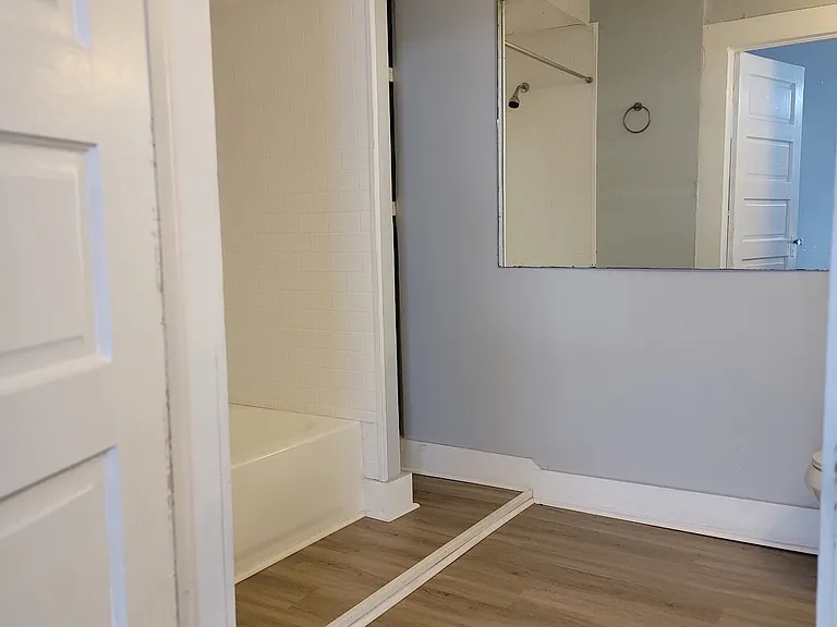 533 W 4th St #1 — Photo 7